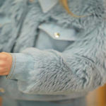 تصویر  کت خز ترکیب با جین